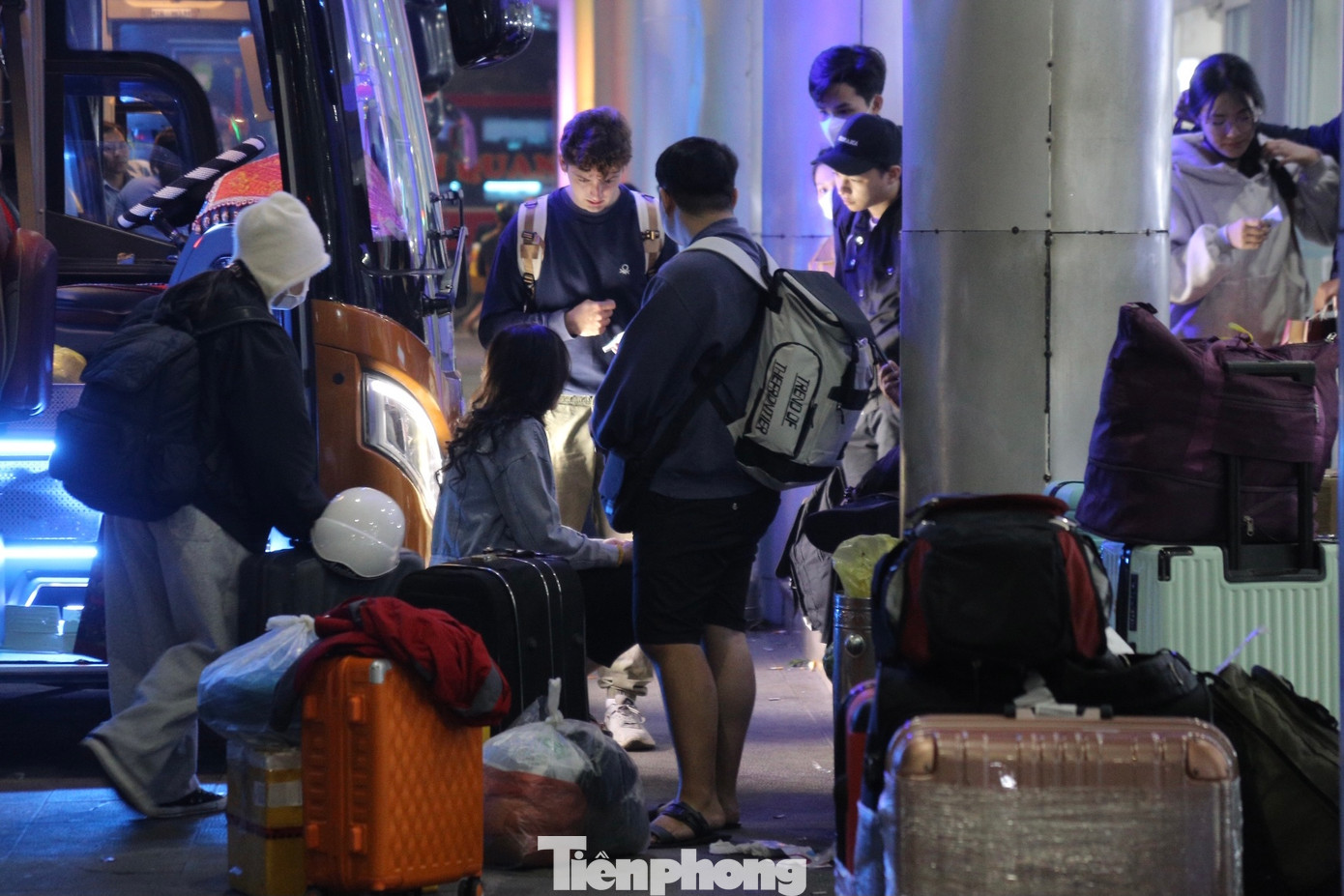Ghi nhận của Tiền Phong tối 23/1, nhiều người đã bắt đầu chuẩn bị hành lý, di chuyển ra bến xe Đà Nẵng để về quê ăn Tết.