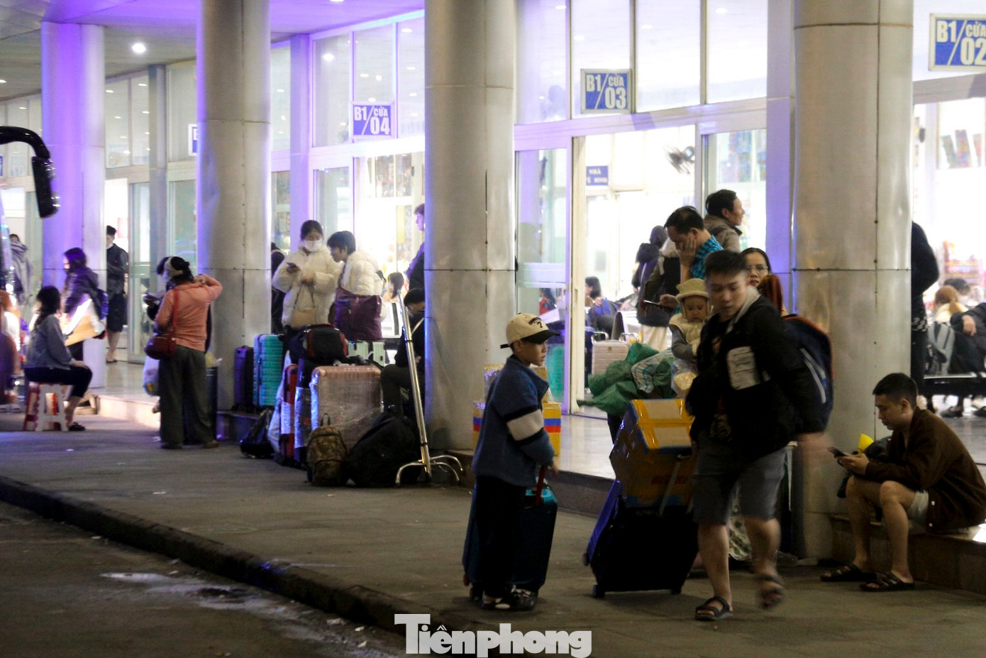 Dòng người vội vã tay xách nách mang.