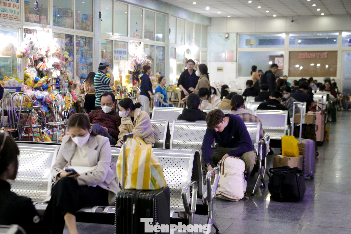 Nhiều người ngồi chờ để được lên xe.