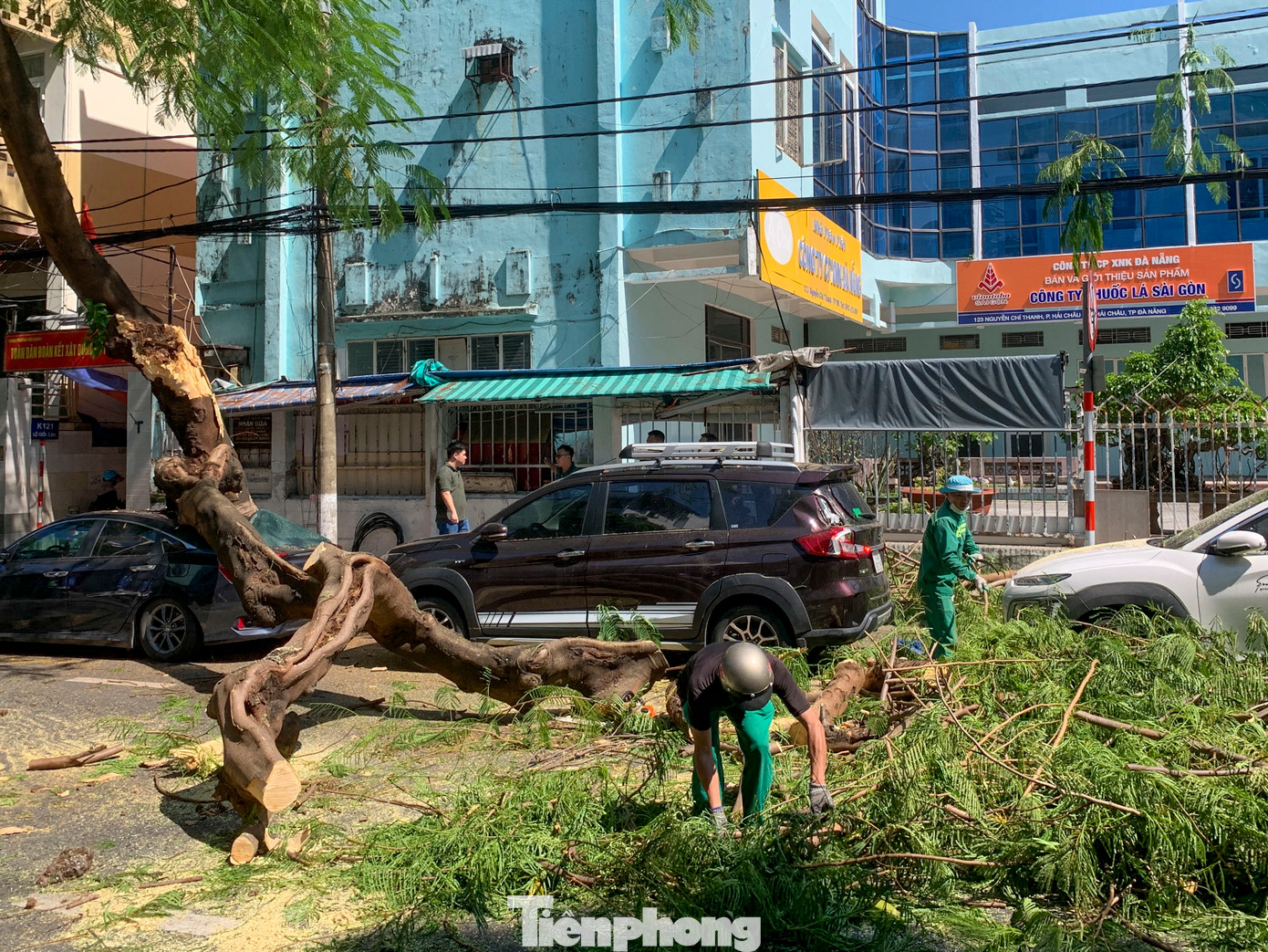 Lực lượng chức năng đã có mặt để phân luồng giao thông. Lực lượng chức năng đã có mặt để phân luồng giao thông.
