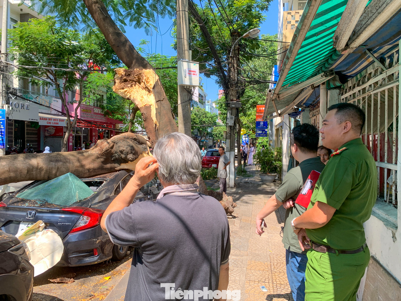 Lực lượng chức năng đã có mặt để phân luồng giao thông. Lực lượng chức năng đã có mặt để phân luồng giao thông.