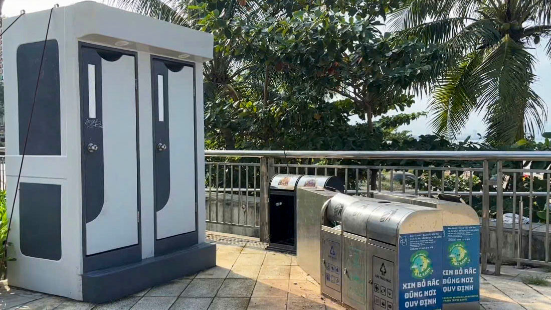 Nhà vệ sinh công cộng dọc bãi biển Nguyễn Tất Thành đã mở cửa để phục vụ người dân và du khách. Nhà vệ sinh công cộng dọc bãi biển Nguyễn Tất Thành đã mở cửa để phục vụ người dân và du khách.