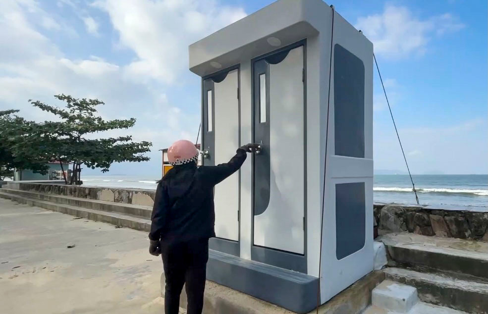 Nhiều người bức xúc vì nhà vệ sinh mới vẫn không thể sử dụng được.