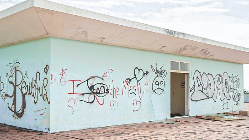 Theo người dân sống tại đây cho biết, bệnh viện này bỏ hoang đã lâu, các mảng tường với nhiều hình vẽ lem nhem khiến nơi đây rất nhếch nhác. Bệnh viện bỏ hoang nằm ngay đường ven biển du lịch gây lãng phí, mất mỹ quan, ô nhiễm môi trường. Theo người dân sống tại đây cho biết, bệnh viện này bỏ hoang đã lâu, các mảng tường với nhiều hình vẽ lem nhem khiến nơi đây rất nhếch nhác. Bệnh viện bỏ hoang nằm ngay đường ven biển du lịch gây lãng phí, mất mỹ quan, ô nhiễm môi trường.