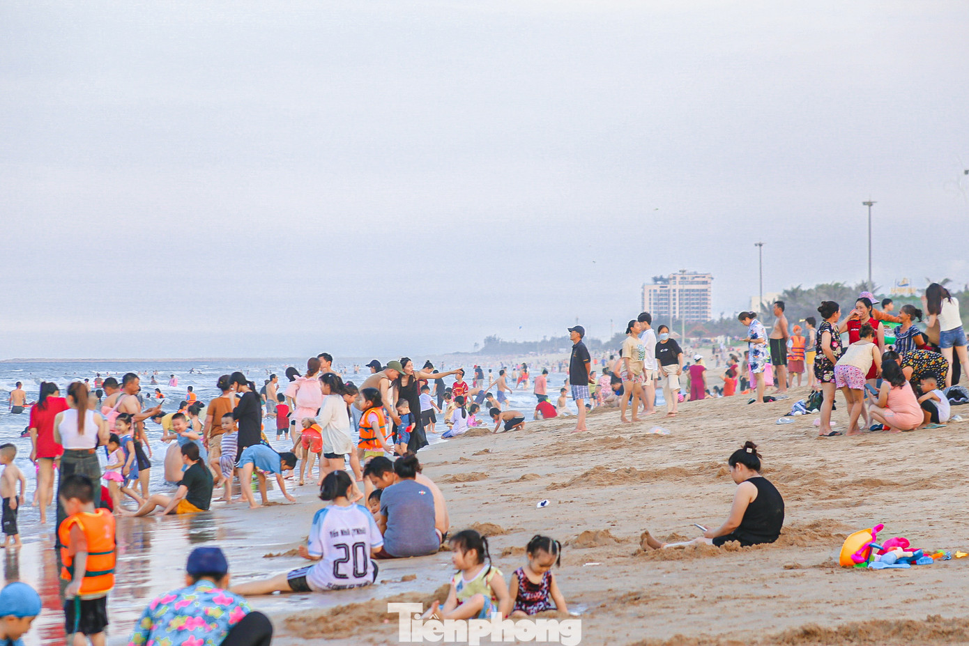 Ghi nhận của phóng viên, nhiệt độ những ngày này tại Phú Yên nắng nóng từ 38 – 40 độ C khiến nhiều người chọn biển là nơi tránh nóng. Từ 4h chiều, rất đông người dân, du khách đã kéo về biển Tuy Hoà để vui chơi, tắm mát.