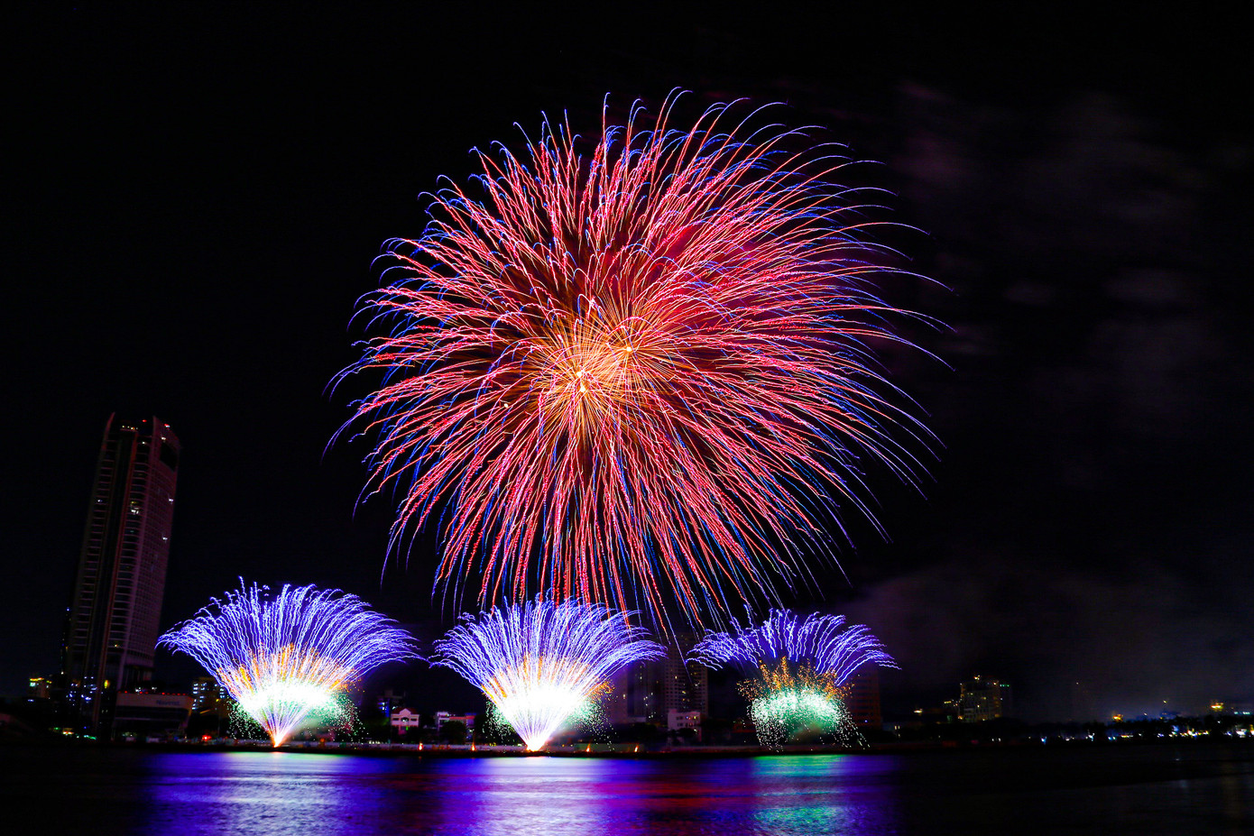 Đội Trung Quốc vẽ lên bầu trời Đà Nẵng một bức tranh ánh sáng đầy kỳ ảo, với nhiều tạo hình và hiệu ứng vô cùng ấn tượng.