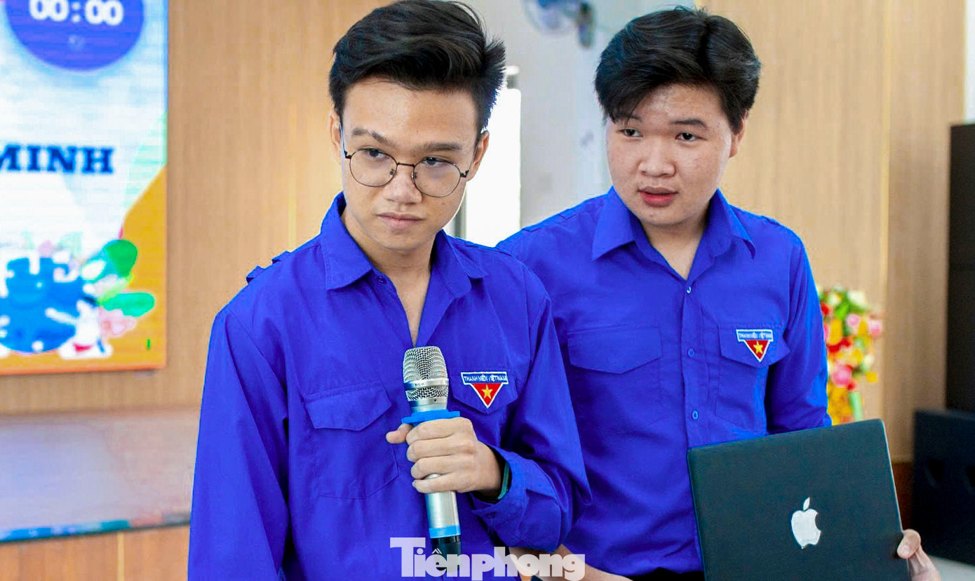 Các đội thi trình bày dự án tại chương trình.