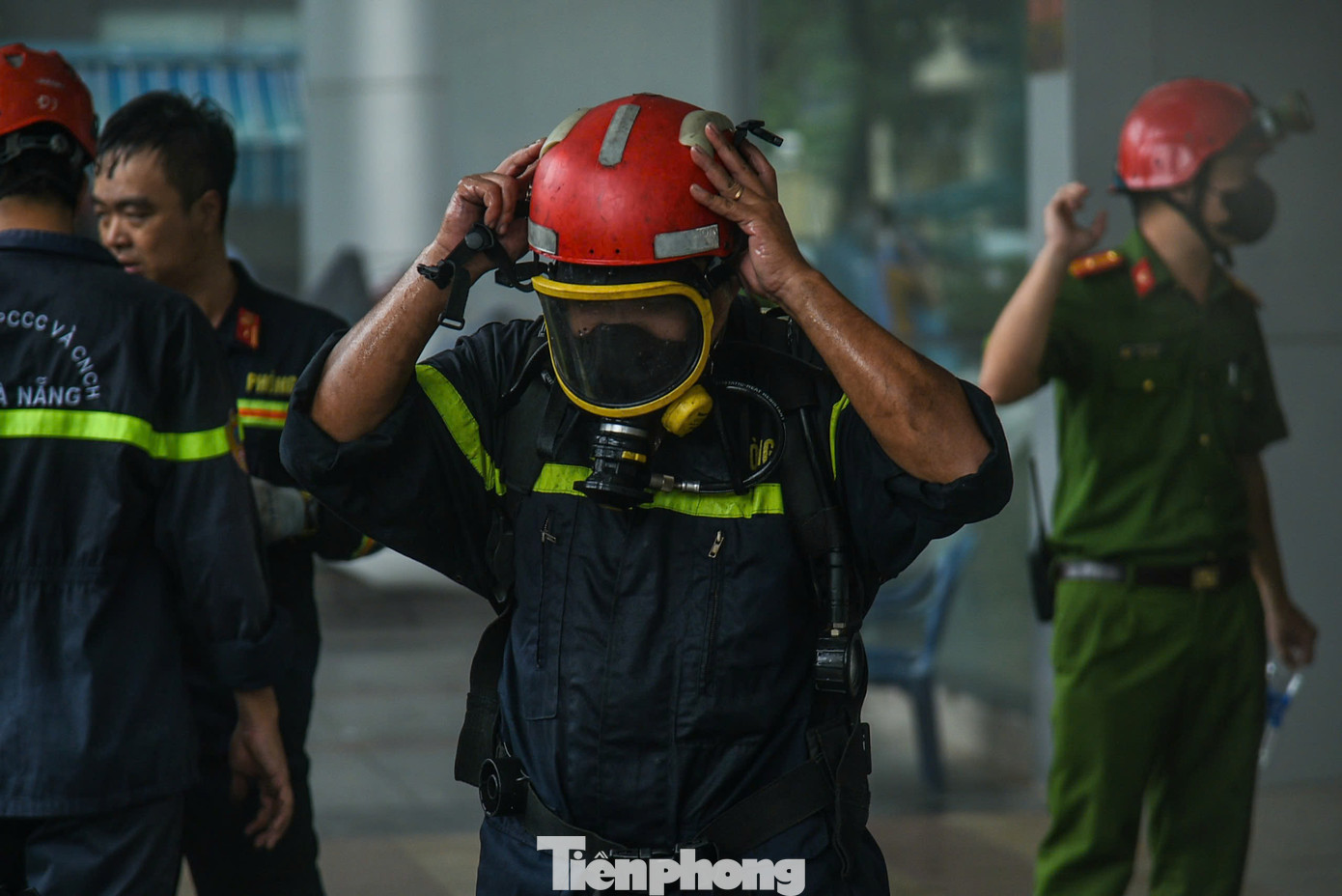 Các chiến sĩ phải dùng quạt, hút khói ra ngoài để khống chế hỏa hoạn. Các chiến sĩ phải dùng quạt, hút khói ra ngoài để khống chế hỏa hoạn.