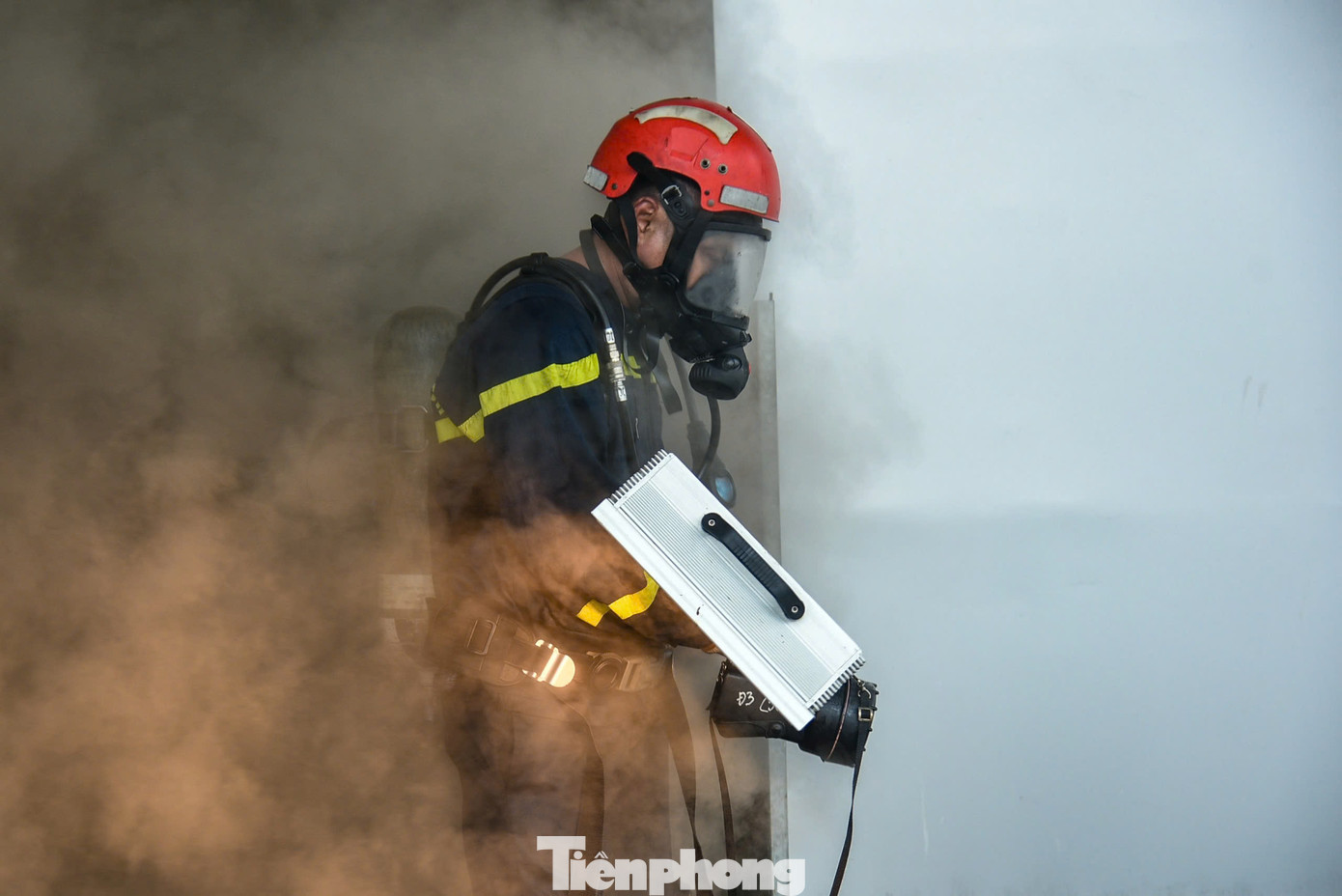 Các chiến sĩ phải dùng quạt, hút khói ra ngoài để khống chế hỏa hoạn. Các chiến sĩ phải dùng quạt, hút khói ra ngoài để khống chế hỏa hoạn.