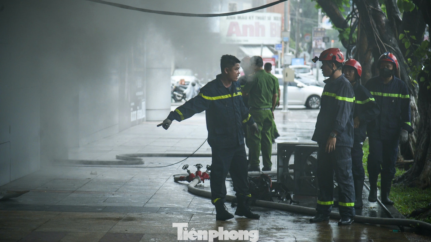 Nhiều xe cứu hỏa cùng cảnh sát phòng cháy, chữa cháy được điều động đến hiện trường dập lửa. Nhiều xe cứu hỏa cùng cảnh sát phòng cháy, chữa cháy được điều động đến hiện trường dập lửa.