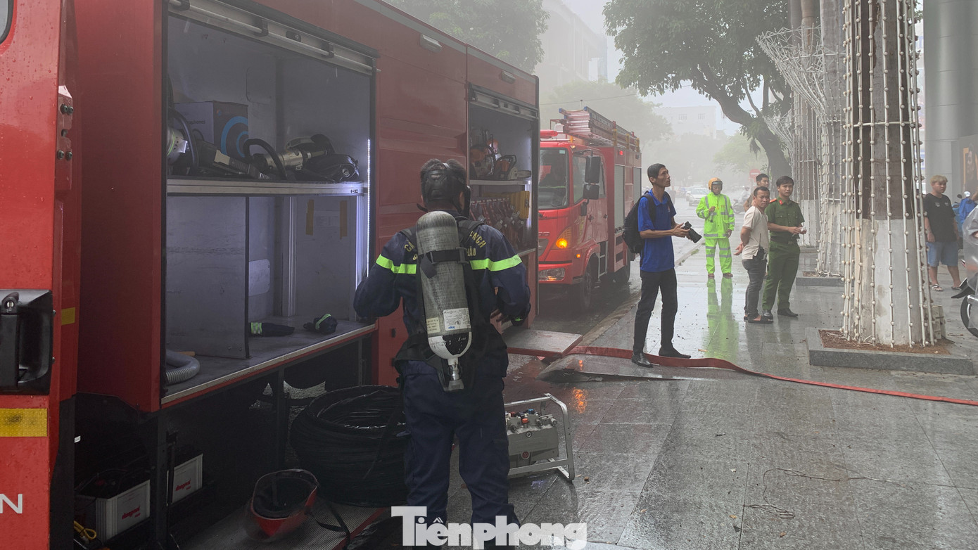 Nhiều xe cứu hỏa cùng cảnh sát phòng cháy, chữa cháy được điều động đến hiện trường dập lửa. Nhiều xe cứu hỏa cùng cảnh sát phòng cháy, chữa cháy được điều động đến hiện trường dập lửa.