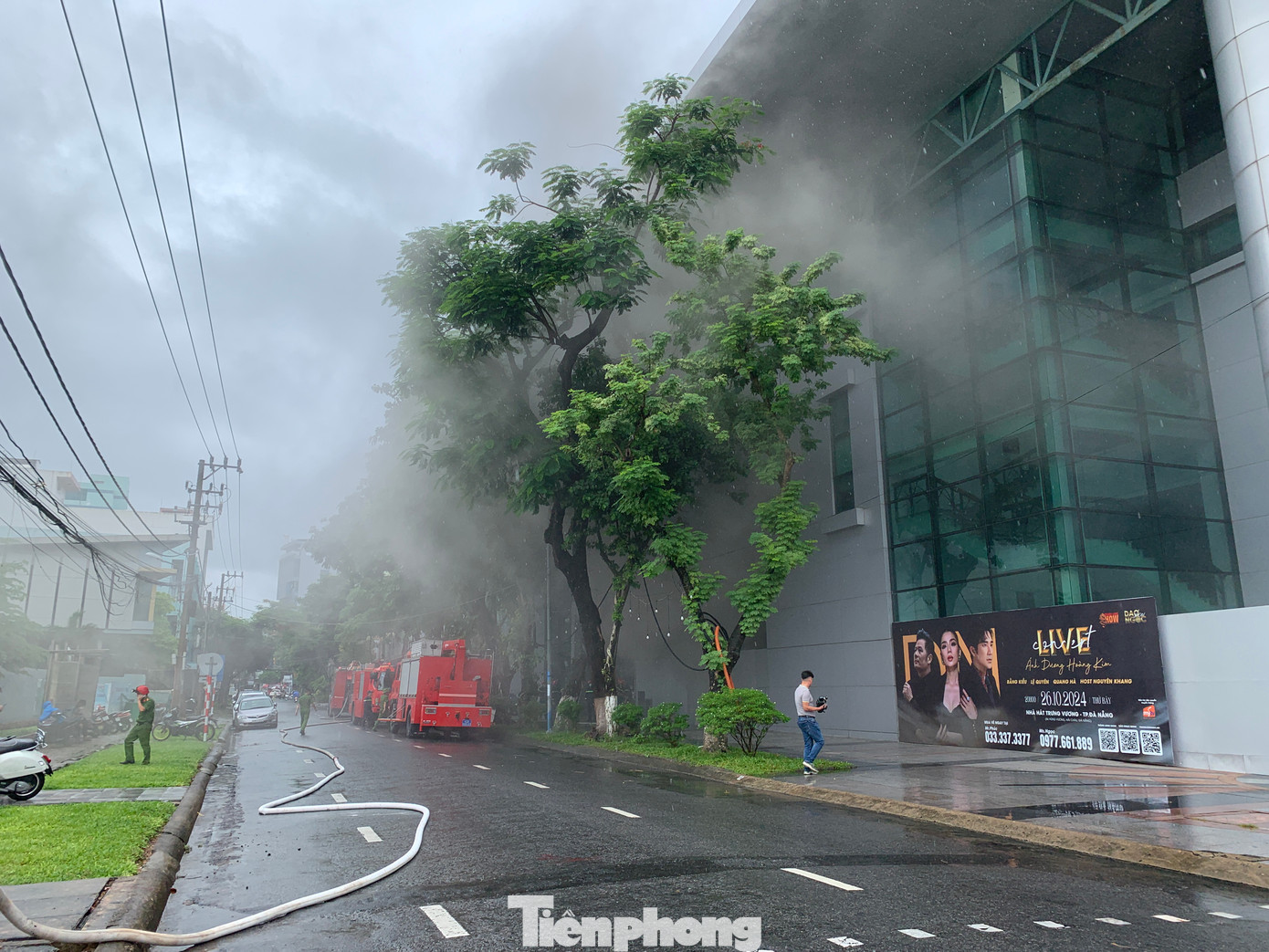 Quán bar nằm ngay cạnh nhà hát Trưng Vương bất ngờ bốc cháy. Quán bar nằm ngay cạnh nhà hát Trưng Vương bất ngờ bốc cháy.