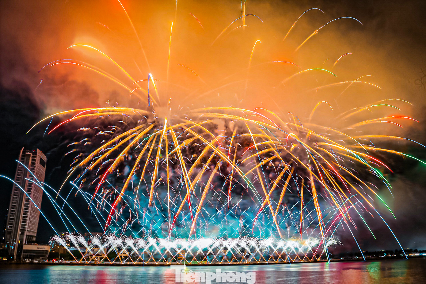 Trời đêm Đà Nẵng ngập trong sắc màu pháo hoa trong đêm chung kết.