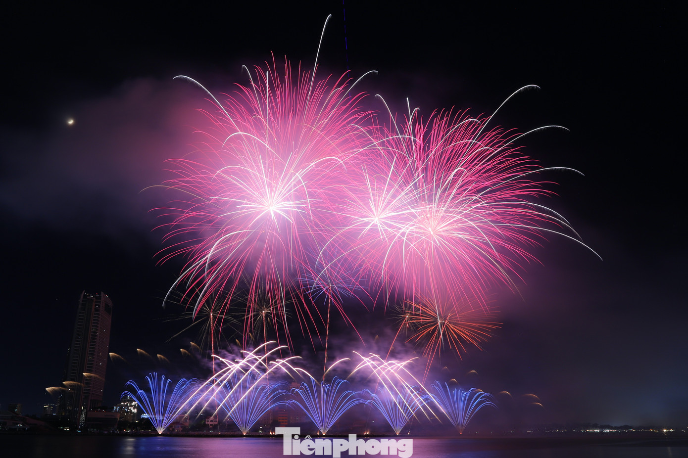Trời đêm Đà Nẵng ngập trong sắc màu pháo hoa trong đêm chung kết.