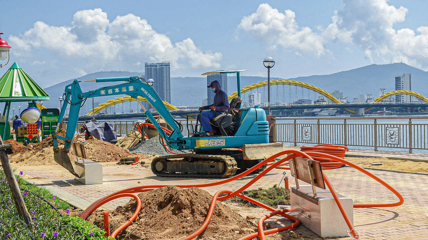 Phố đi bộ Bạch Đằng đang được thi công.