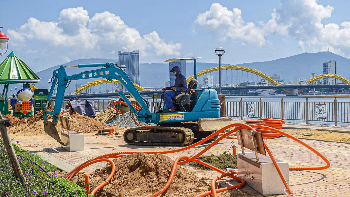 Phố đi bộ Bạch Đằng đang được thi công.
