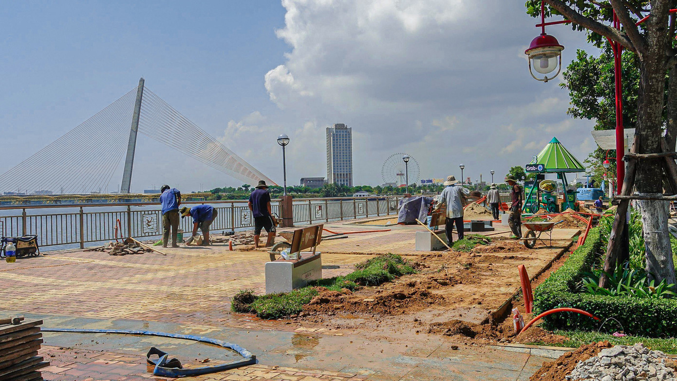 Phố đi bộ Bạch Đằng đang được thi công.