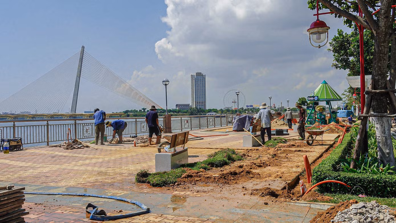 Phố đi bộ Bạch Đằng đang được thi công.