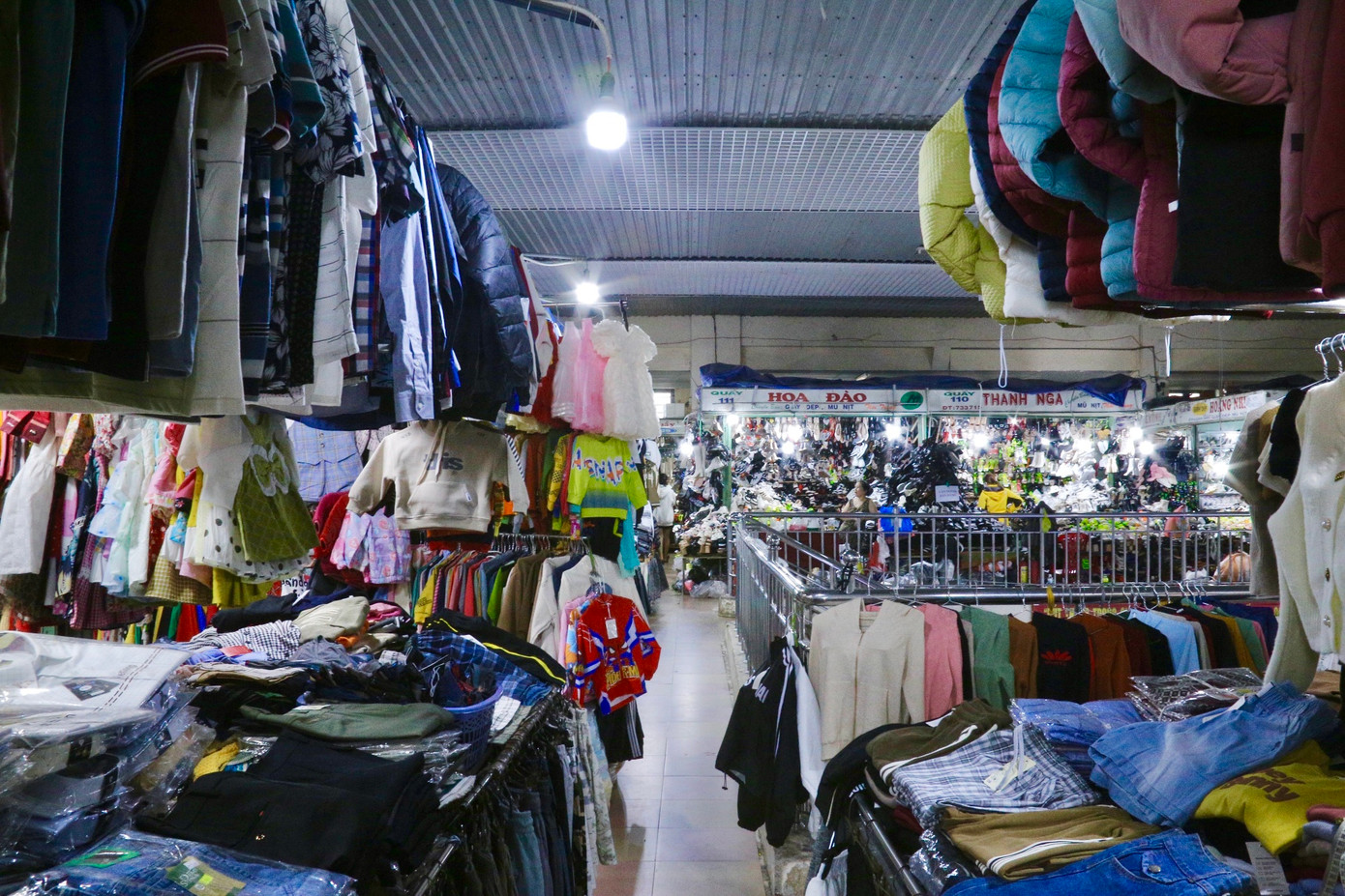 Nhiều quầy hàng bán áo quần vắng bóng khách mua.