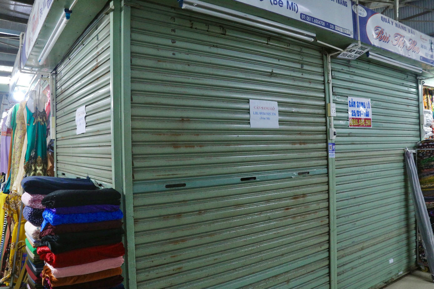 Nhiều ki ốt được tiểu thương treo biển sang nhượng nhưng không có người mua phải đóng cửa, bỏ chợ.