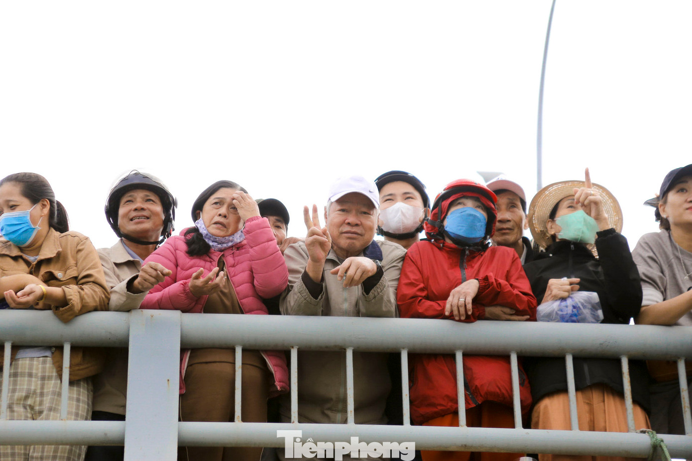 Những tiếng hò reo, cổ vũ của nhiều người làm không khí trở nên sôi động hơn.