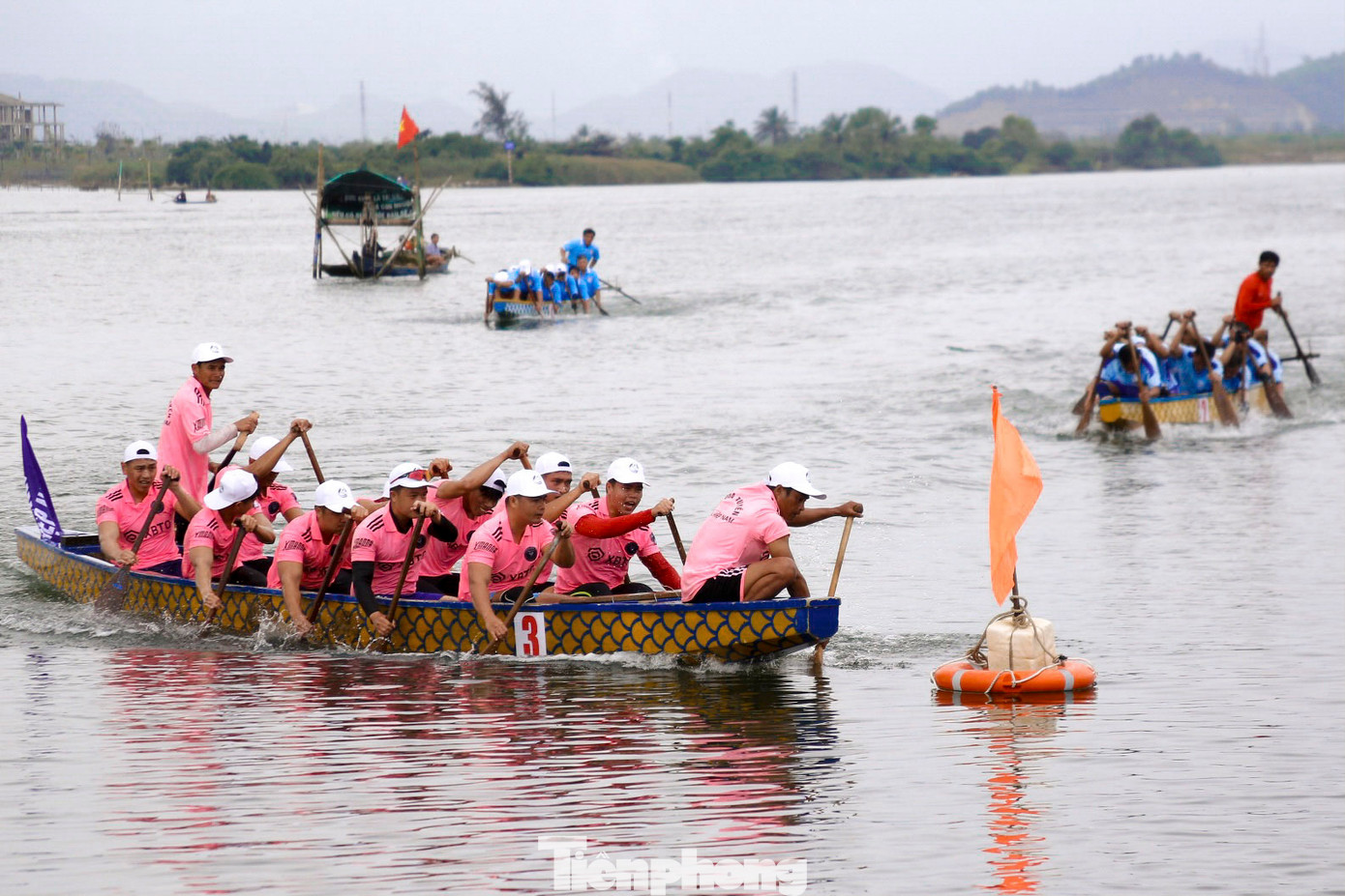 Năm nay, giải đua có sự tham gia của các đội thuyền nam, thuyền đua nữ đến từ các xã Hòa Bắc, Hòa Liên (huyện Hòa Vang), quận Ngũ Hành Sơn, quận Cẩm Lệ, phường Hòa Hiệp Nam, phường Hòa Hiệp Bắc (quận Liên Chiểu).