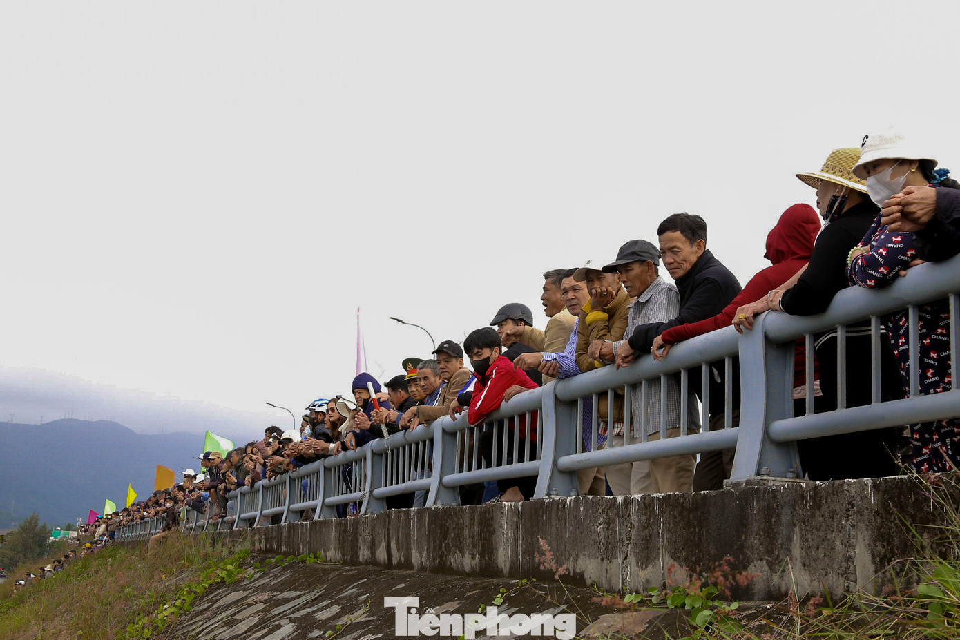 Đông đảo người dân đến trên cầu Nam Ô để cổ vũ cho đội thuyền của mình thi đấu.