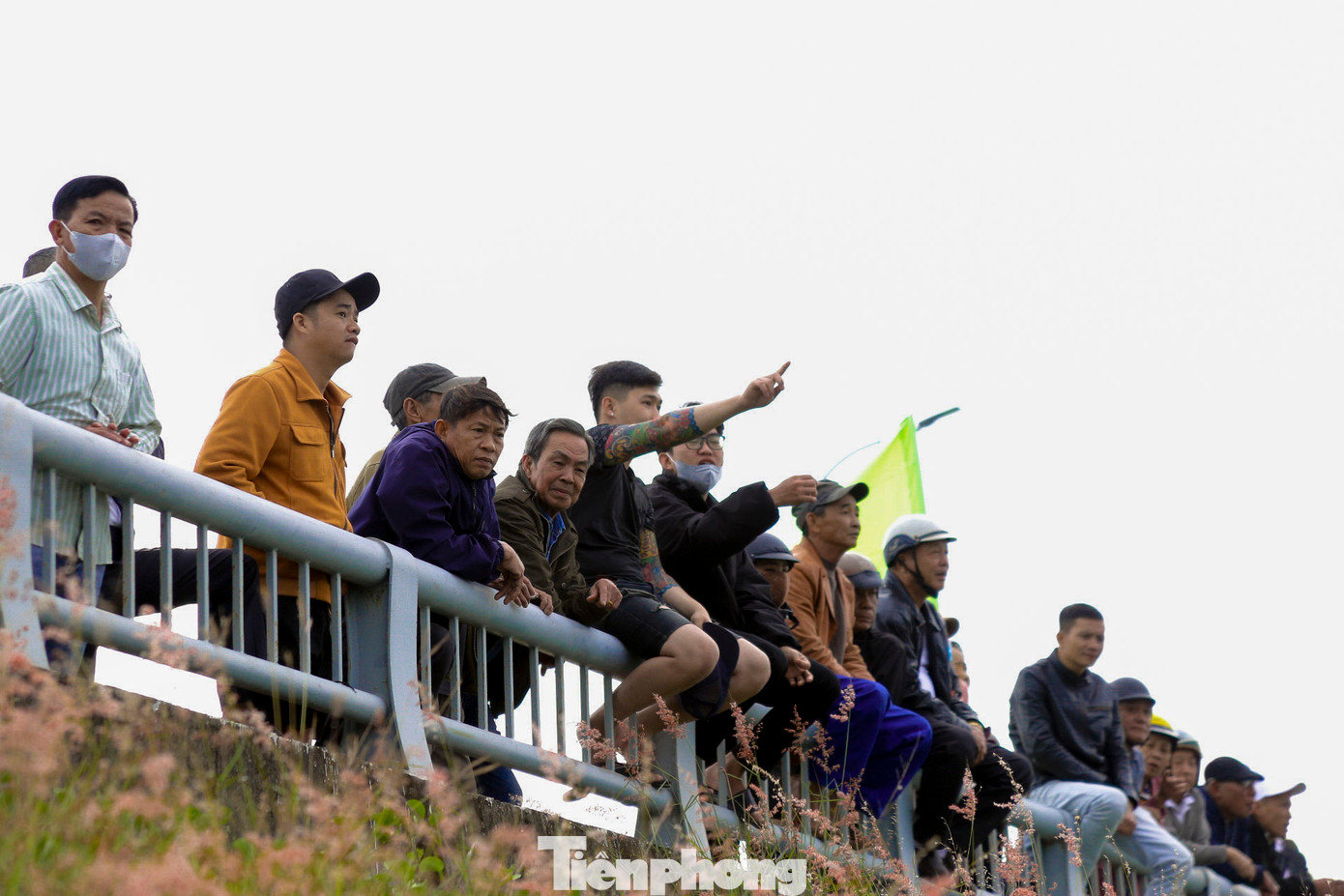 Đông đảo người dân đến trên cầu Nam Ô để cổ vũ cho đội thuyền của mình thi đấu.