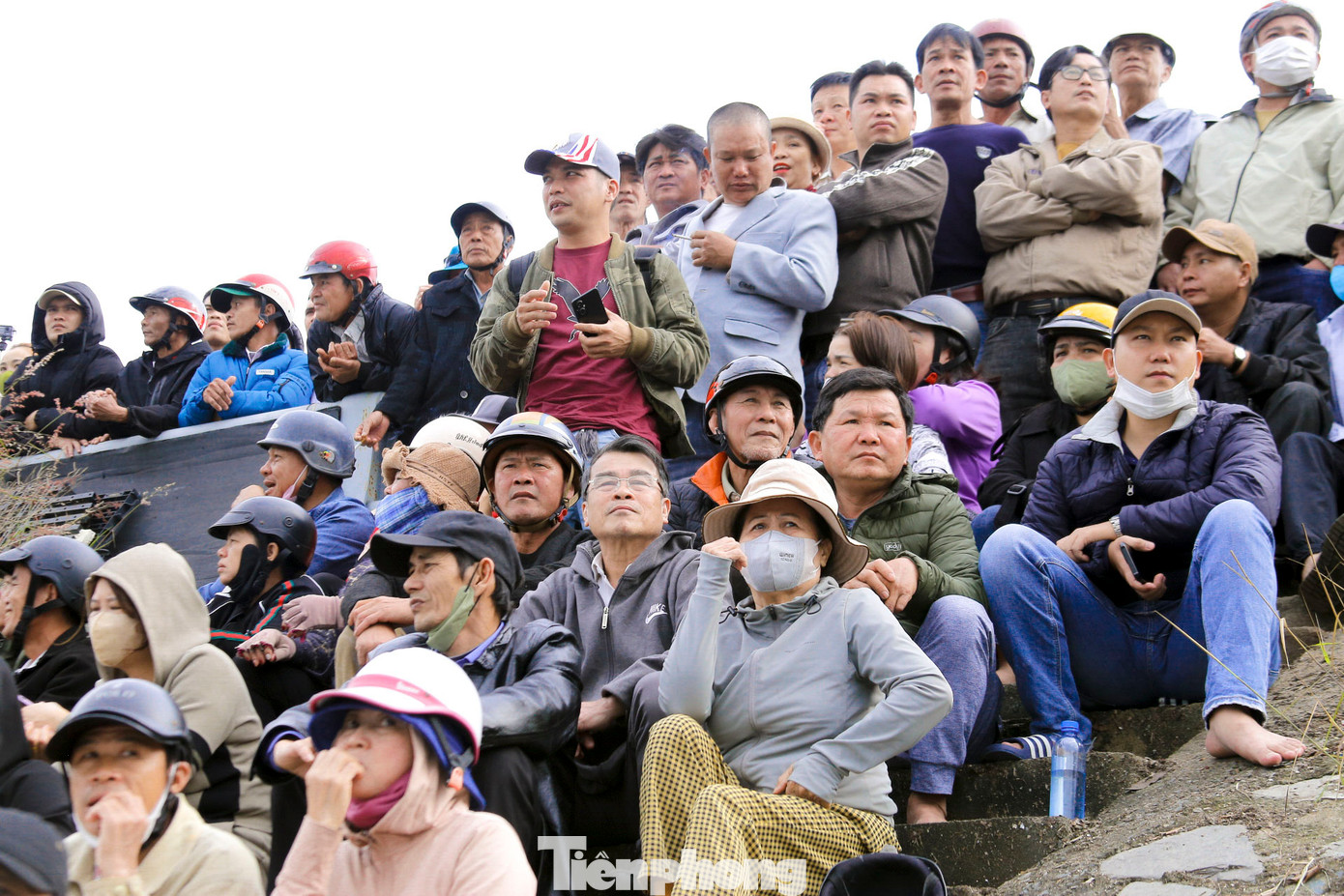 Đông đảo người dân đến trên cầu Nam Ô để cổ vũ cho đội thuyền của mình thi đấu.