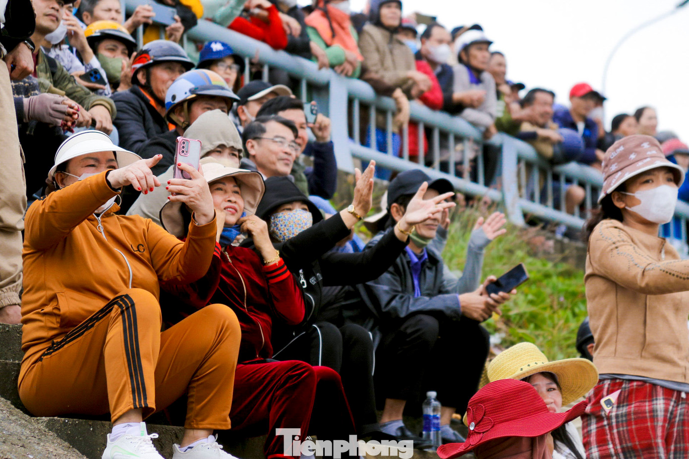 Những tiếng hò reo, cổ vũ của nhiều người làm không khí trở nên sôi động hơn.