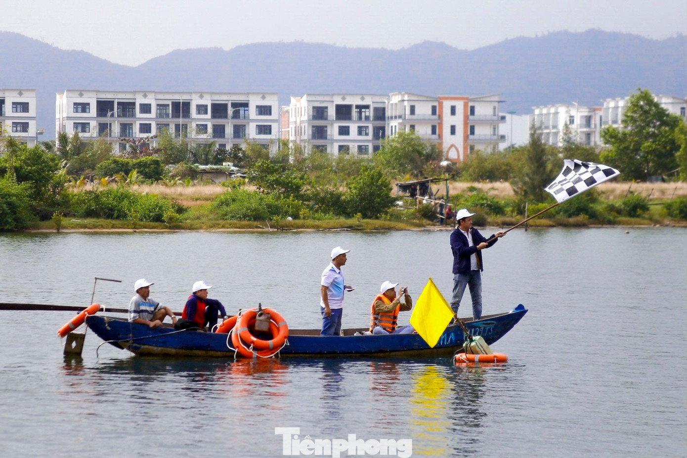 Những tiếng hò reo, cổ vũ của nhiều người làm không khí trở nên sôi động hơn.