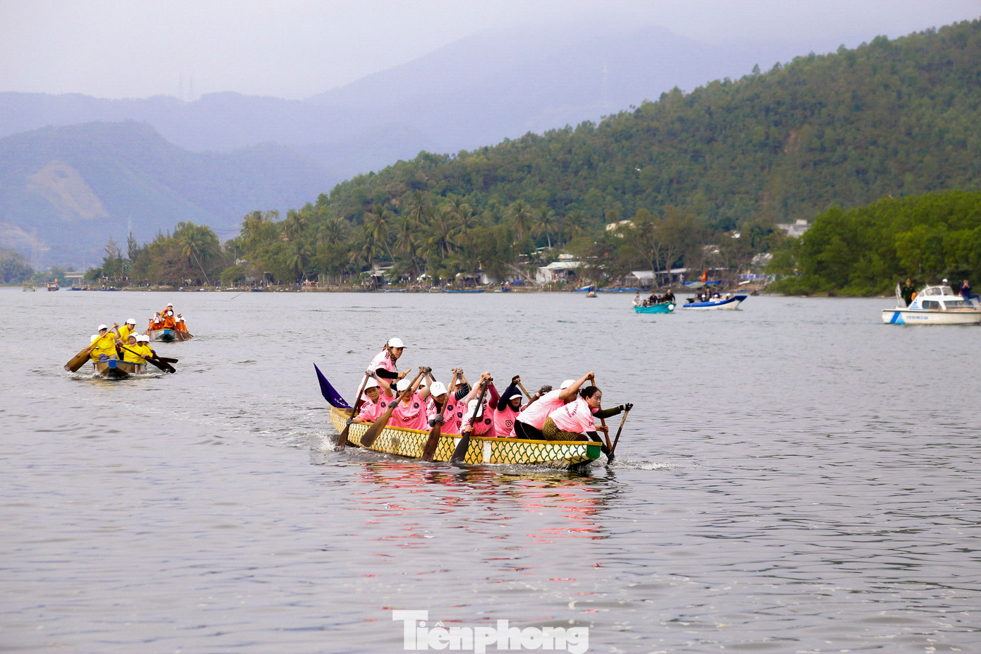 Các đội đã thi đấu hết mình, mang đến nhiều cảm xúc cho người đến xem và cổ vũ.