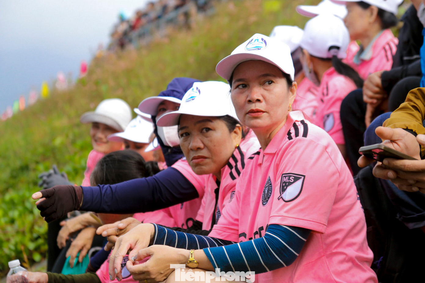 "Tôi rất vui vì đội mình đã thi đấu tốt và về nhất ở giải lần này. Tuy có những lúc hụt hơi khi phải căng mình sau nhiều vòng, nhưng đội đã vượt qua và đem về chức vô địch", chị Nguyễn Thị Bích - đội thuyền Hòa Hiệp Nam nói.