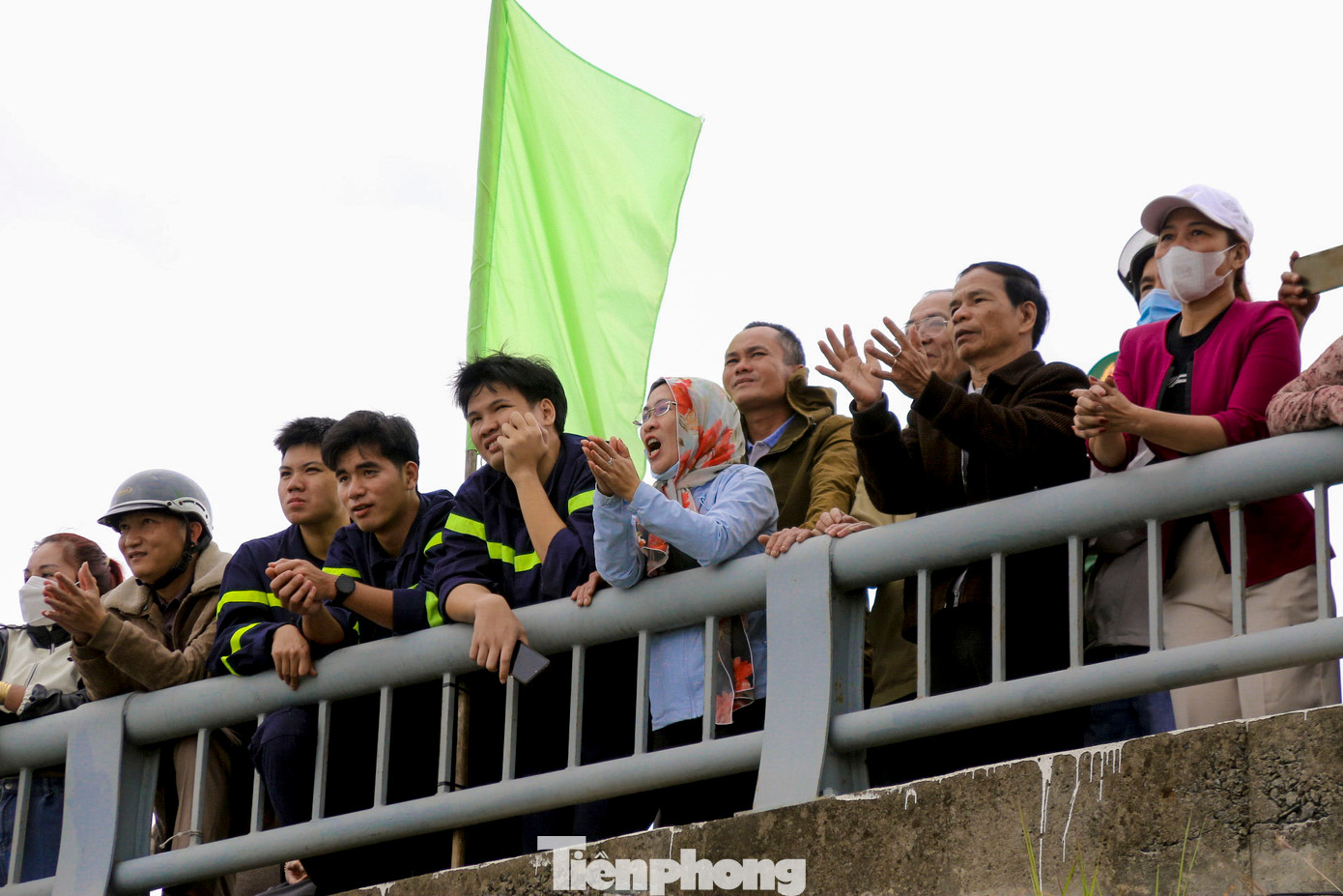 Những tiếng hò reo, cổ vũ của nhiều người làm không khí trở nên sôi động hơn.