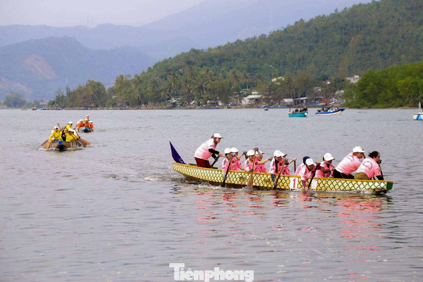 Năm nay, giải đua có sự tham gia của các đội thuyền nam, thuyền đua nữ đến từ các xã Hòa Bắc, Hòa Liên (huyện Hòa Vang), quận Ngũ Hành Sơn, quận Cẩm Lệ, phường Hòa Hiệp Nam, phường Hòa Hiệp Bắc (quận Liên Chiểu).
