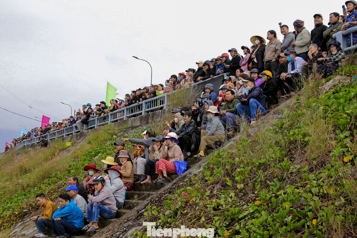Từ sáng sớm, hàng nghìn người dân đã chen chân xem đua thuyền trên cầu Nam Ô (quận Liên Chiểu). Giải đua thuyền diễn ra trong những ngày đầu năm mới tạo ra không khí hứng khởi tươi vui.