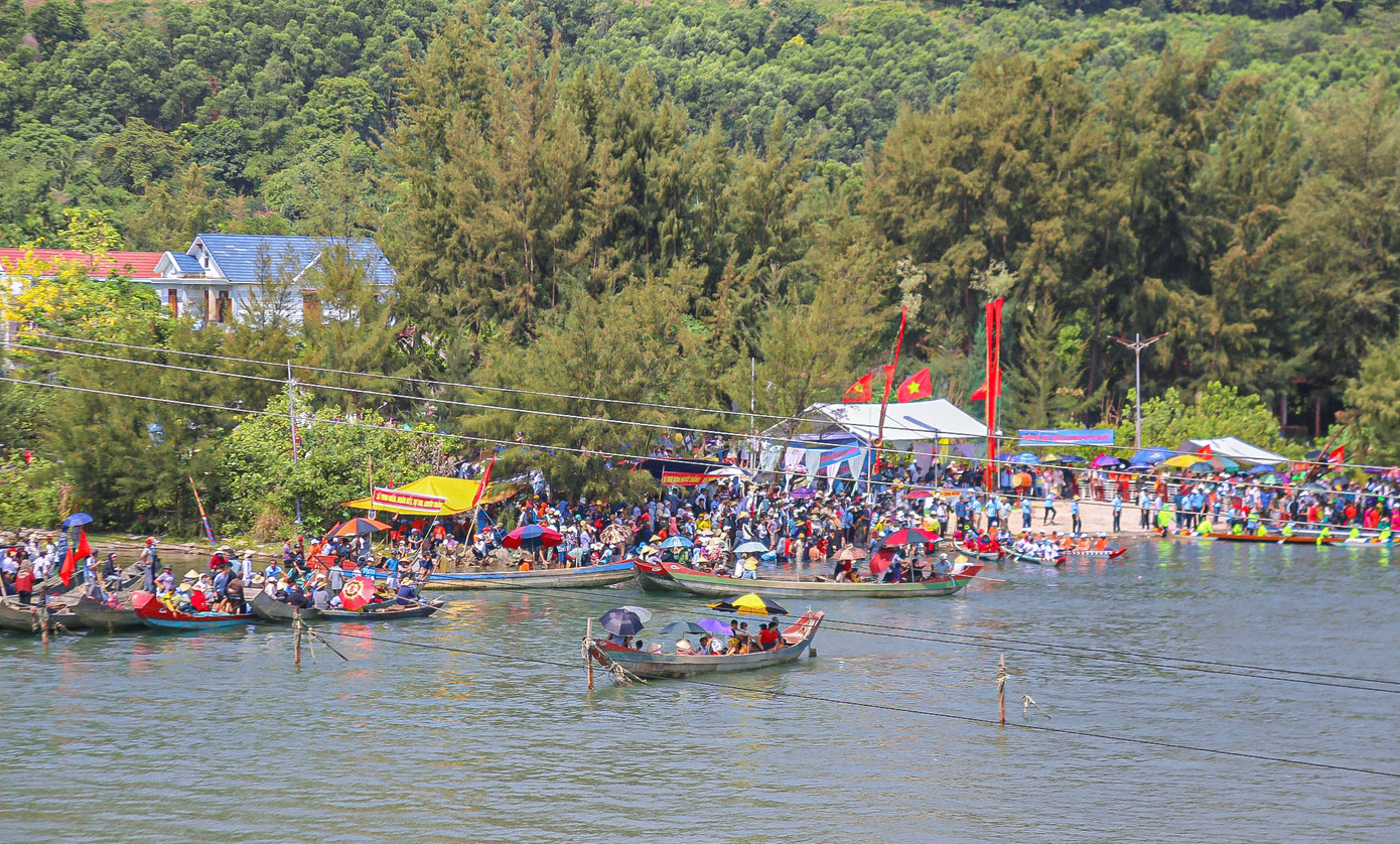 Nằm trong khuôn khổ các hoạt động hưởng ứng 15 năm vịnh Lăng Cô được công nhận là vịnh đẹp thế giới, giải đua thuyền truyền thống huyện Phú Lộc lần thứ 3 năm 2024 quy tụ gần 500 tay đua tham gia tranh tài đến từ các xã trên địa bàn huyện Phú Lộc.