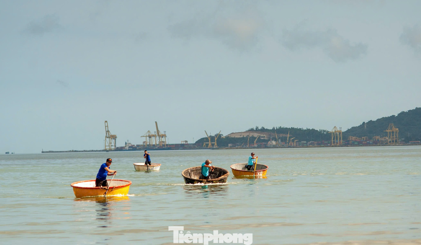 Tại lễ hội, ngoài phần lễ được diễn ra theo nghi thức truyền thống thì phần hội đa dạng gồm nhiều hoạt động văn hóa, văn nghệ, thể dục thể thao phù hợp với cư dân vùng biển như đua thuyền thúng, hô hội bài chòi, hát tuồng, kéo co, đan lưới, ẩm thực, đẩy gậy, thi gánh cá…