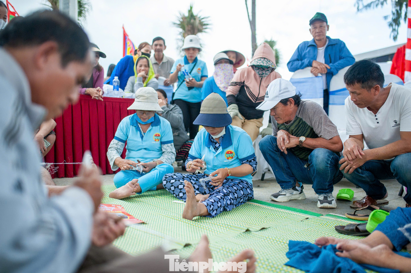 Tại lễ hội, ngoài phần lễ được diễn ra theo nghi thức truyền thống thì phần hội đa dạng gồm nhiều hoạt động văn hóa, văn nghệ, thể dục thể thao phù hợp với cư dân vùng biển như đua thuyền thúng, hô hội bài chòi, hát tuồng, kéo co, đan lưới, ẩm thực, đẩy gậy, thi gánh cá…