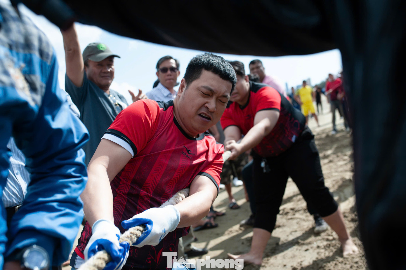 Phần thi kéo co diễn ra sôi nổi trong sự hưởng ứng và cổ vũ nhiệt tình của đông đảo mọi người.