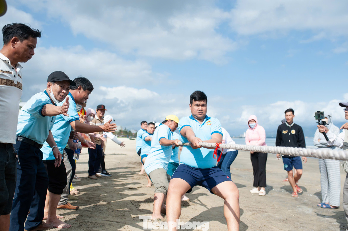 Phần thi kéo co diễn ra sôi nổi trong sự hưởng ứng và cổ vũ nhiệt tình của đông đảo mọi người.