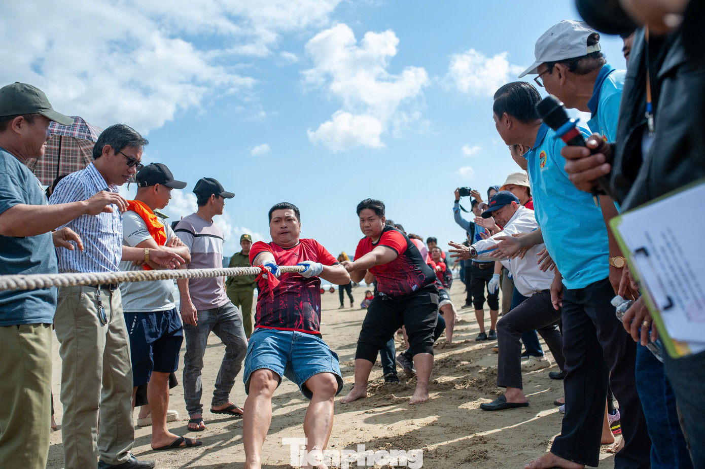 Phần thi kéo co diễn ra sôi nổi trong sự hưởng ứng và cổ vũ nhiệt tình của đông đảo mọi người.