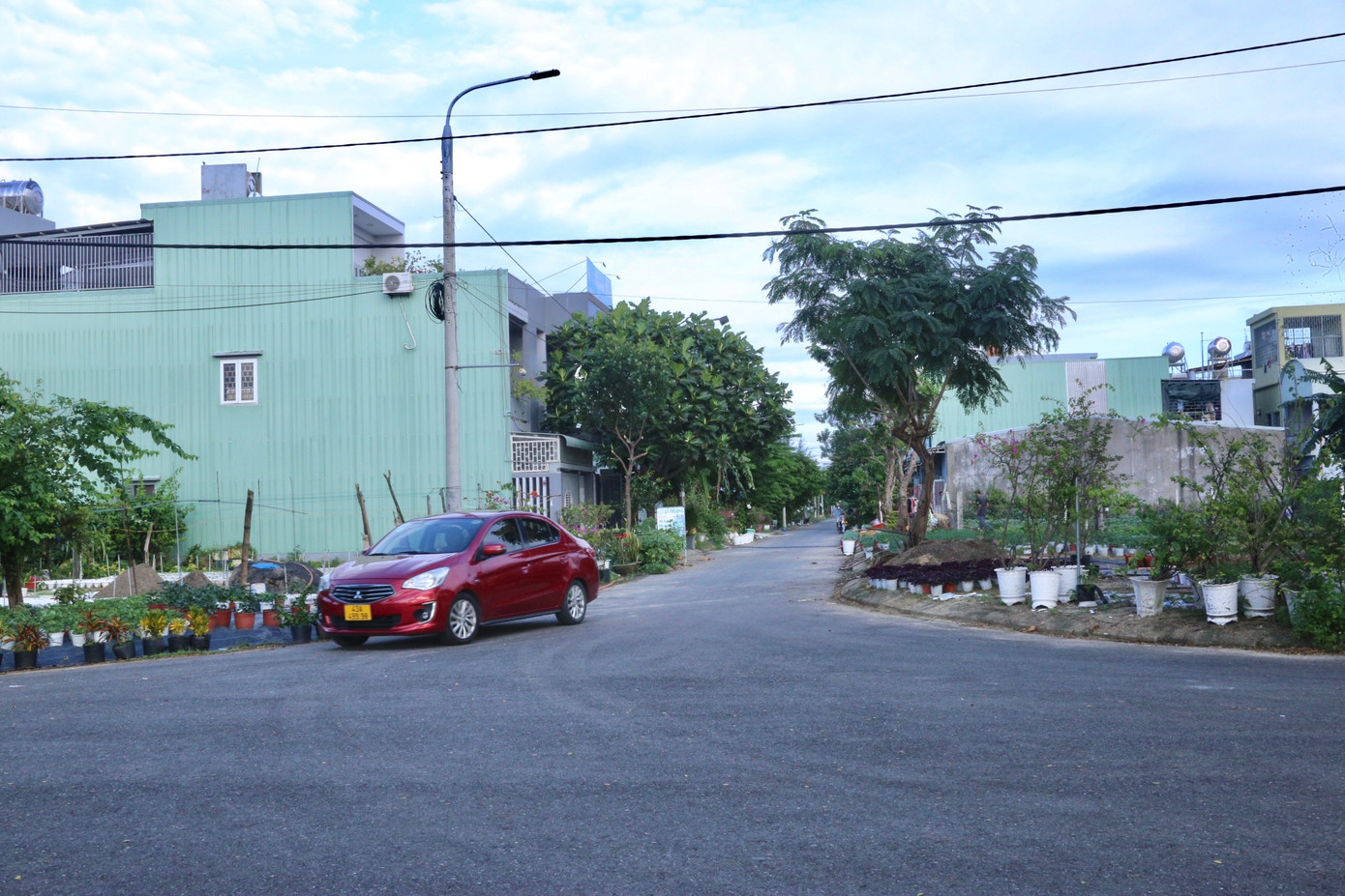 Đường vào khu dân cư tổ 34 hiện không có tên đường, số nhà gây nhiều khó khăn cho người dân.