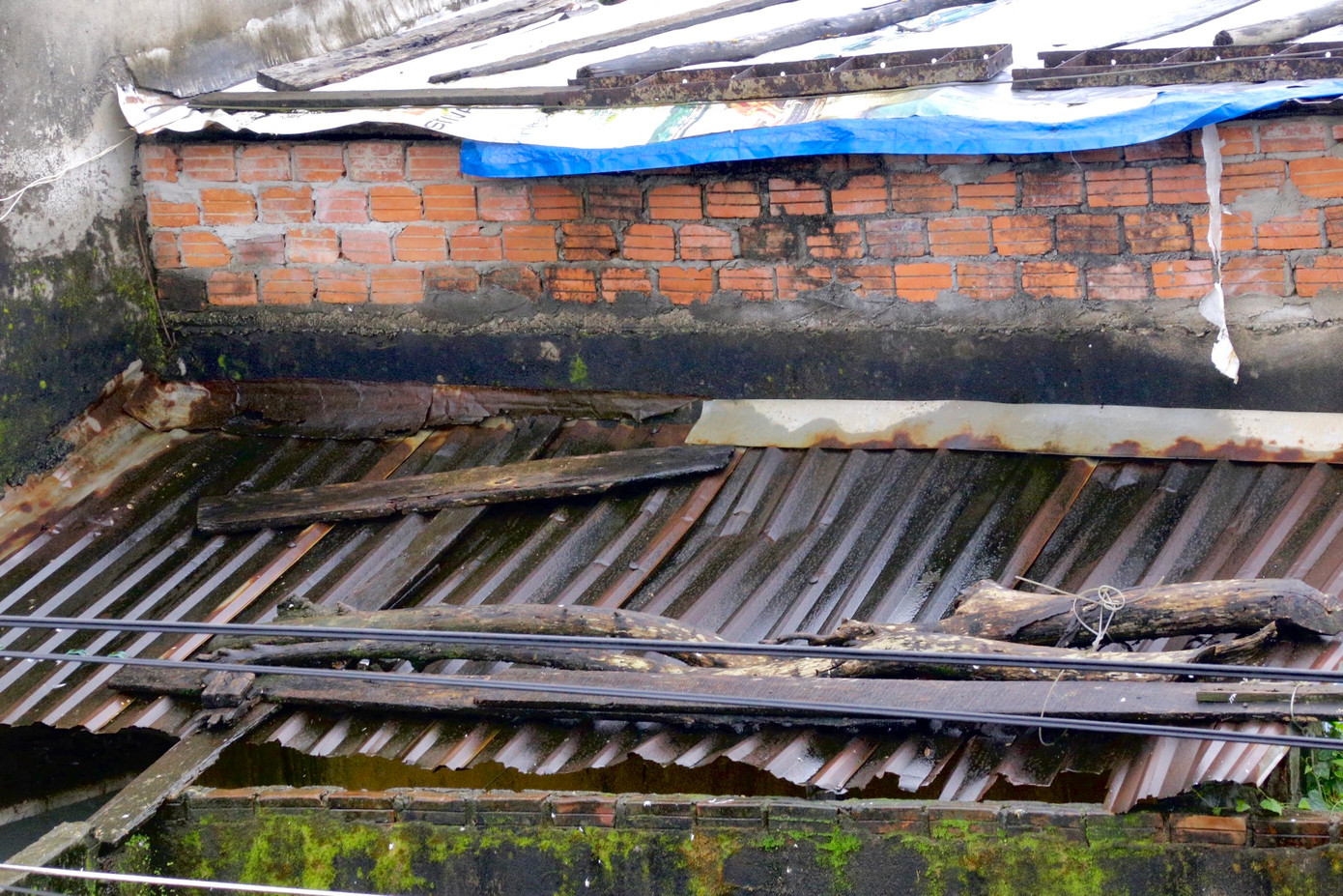 Những ngôi nhà xập xệ, xuống cấp được người dân che chắn tạm bợ sống qua mùa mưa.