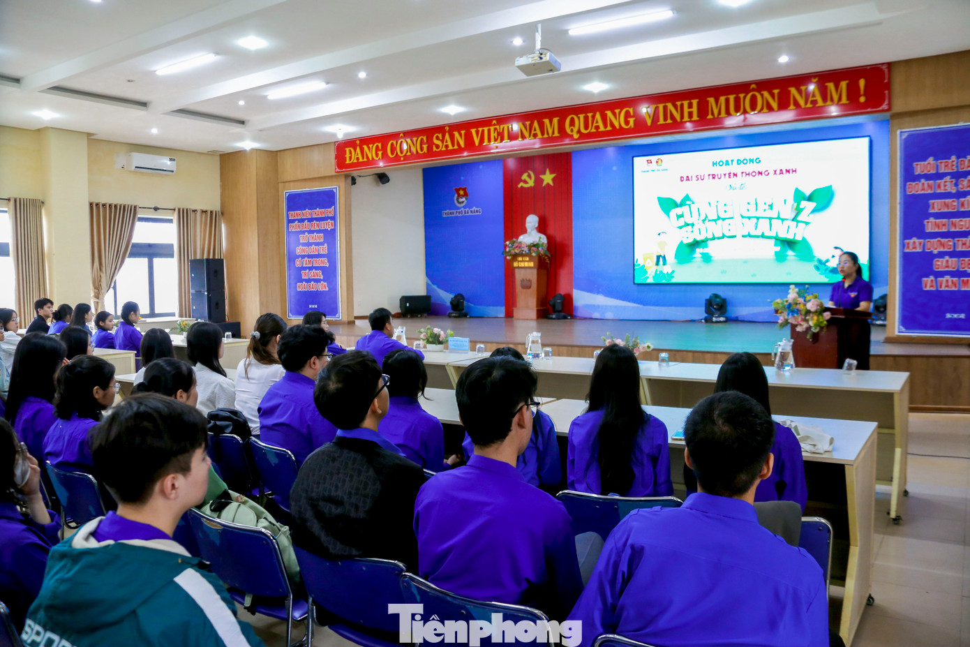 Hàng trăm bạn trẻ tham gia hoạt động Đại sứ truyền thông xanh.