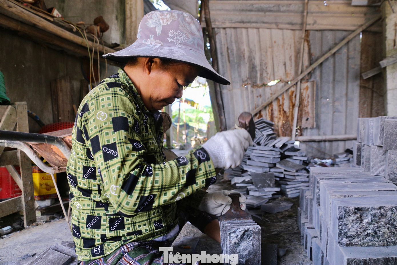 Nắng nóng khiến việc mưu sinh của hàng trăm người lao động đang gặp rất nhiều khó khăn. Nắng nóng khiến việc mưu sinh của hàng trăm người lao động đang gặp rất nhiều khó khăn.