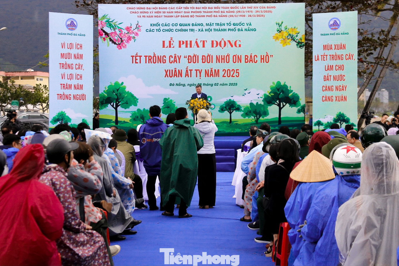 Sáng 8/2, Khối các cơ quan Đảng, Mặt trận Tổ quốc và các tổ chức chính trị - xã hội thành phố Đà Nẵng tổ chức lễ ra quân và phát động Tết trồng cây Xuân Ất Tỵ năm 2025 tại bờ biển đường Hoàng Sa (quận Sơn Trà, TP. Đà Nẵng).