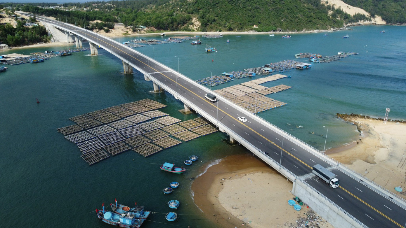 Điểm nhấn lớn nhất của tuyến đường chính là cầu vượt biển Đề Gi dài gần 400 m được đưa vào sử dụng đầu năm 2023. Cây cầu này đã rút ngắn hơn 40 phút để đi từ xã Cát Khánh, huyện Phù Cát đến xã Mỹ Thành, huyện Phù Mỹ, tỉnh Bình Định.