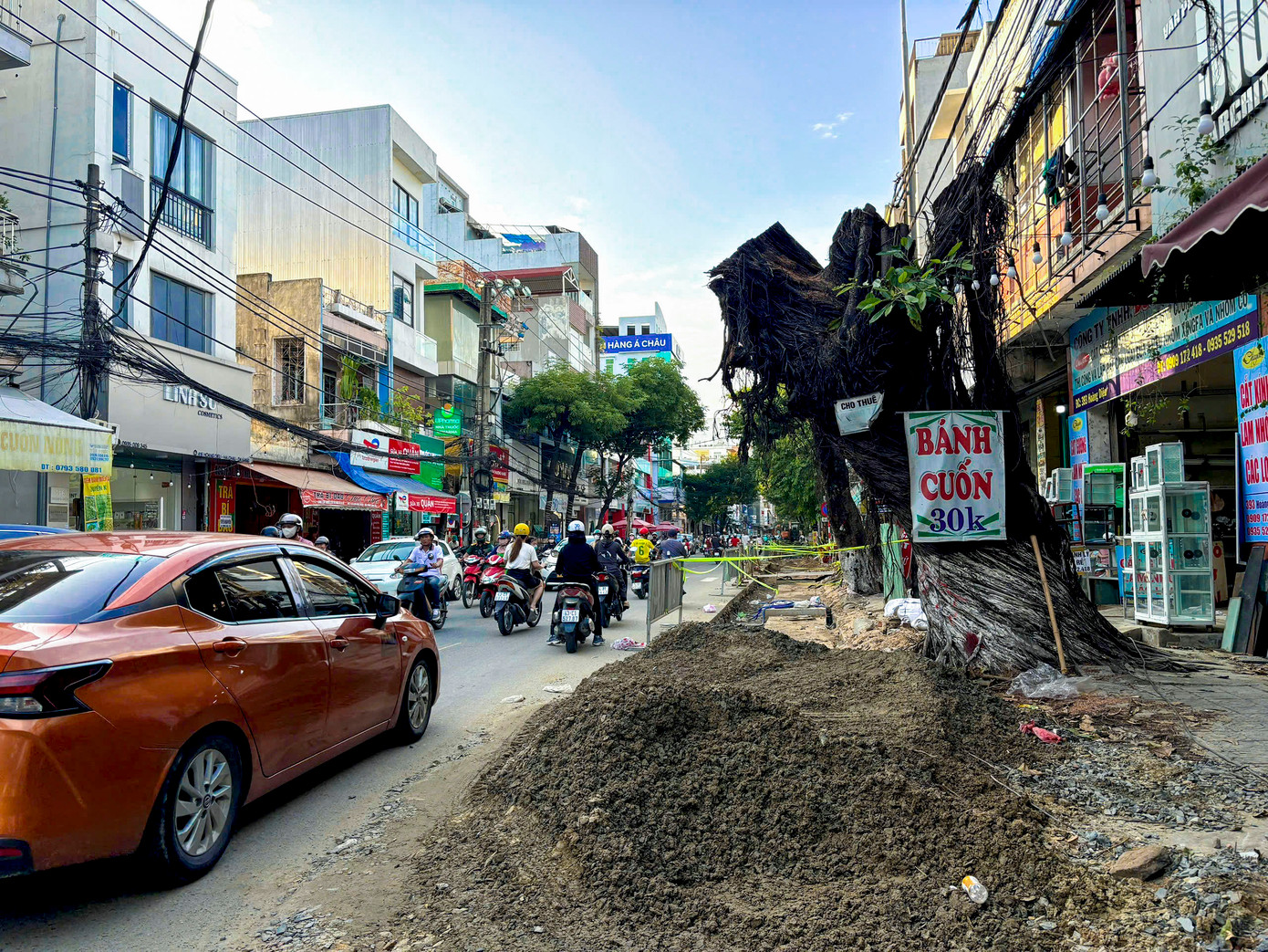 Theo Ban Quản lý các Dự án đầu tư cơ sở hạ tầng ưu tiên TP Đà Nẵng cho biết, trong năm 2025, dự án cải tạo hệ thống thoát nước và hạ ngầm cáp thông tin, điện chiếu sáng đang được triển khai trên hai tuyến Hoàng Diệu và Ông Ích Khiêm.
