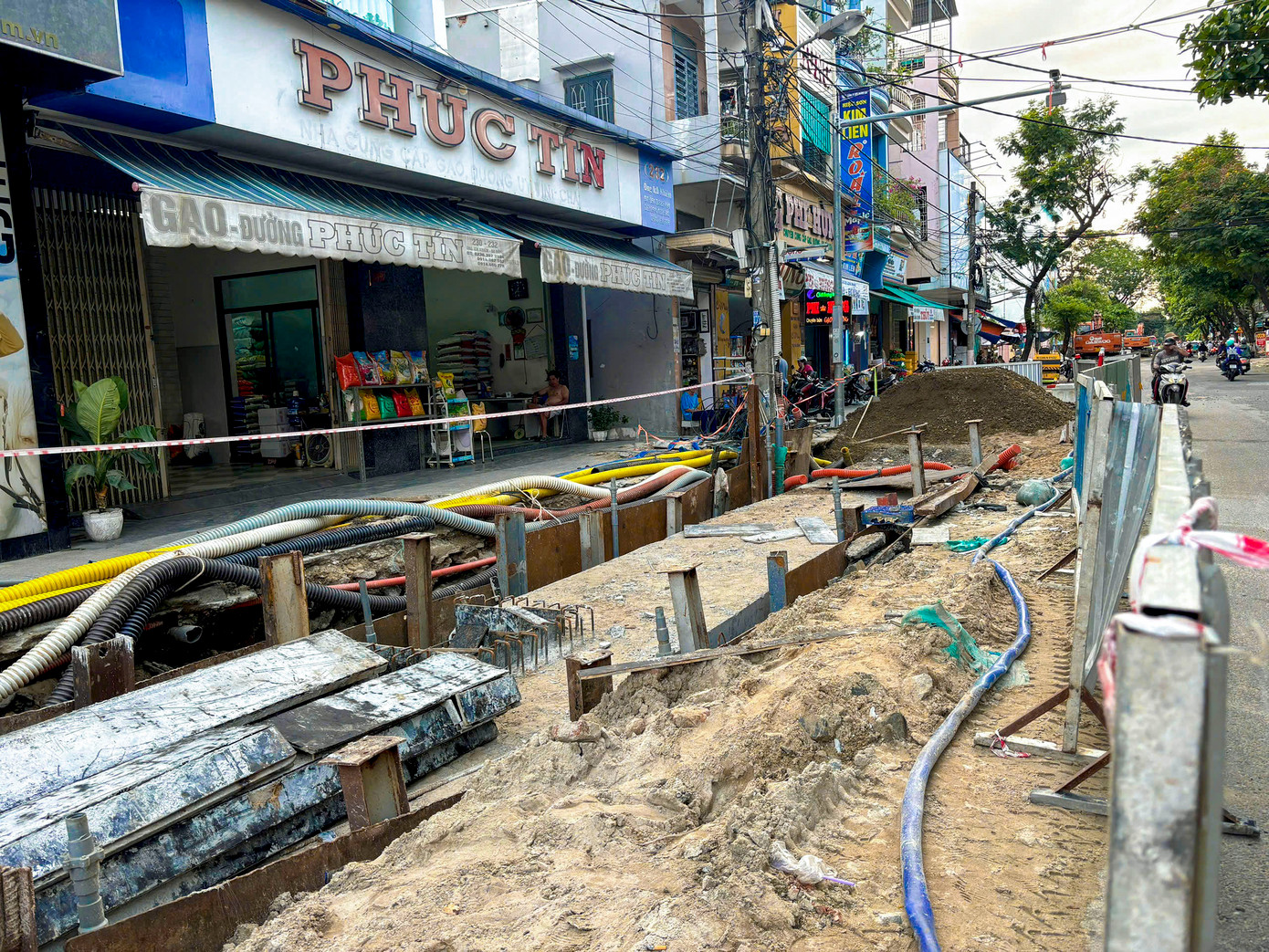 Theo người dân phản ánh, việc cải tạo hệ thống hạ tầng này không chỉ gây khó khăn trong sinh hoạt và kinh doanh mà còn làm xấu đi hình ảnh thành phố trong mắt du khách đến tham quan, nghỉ dưỡng tại Đà Nẵng.